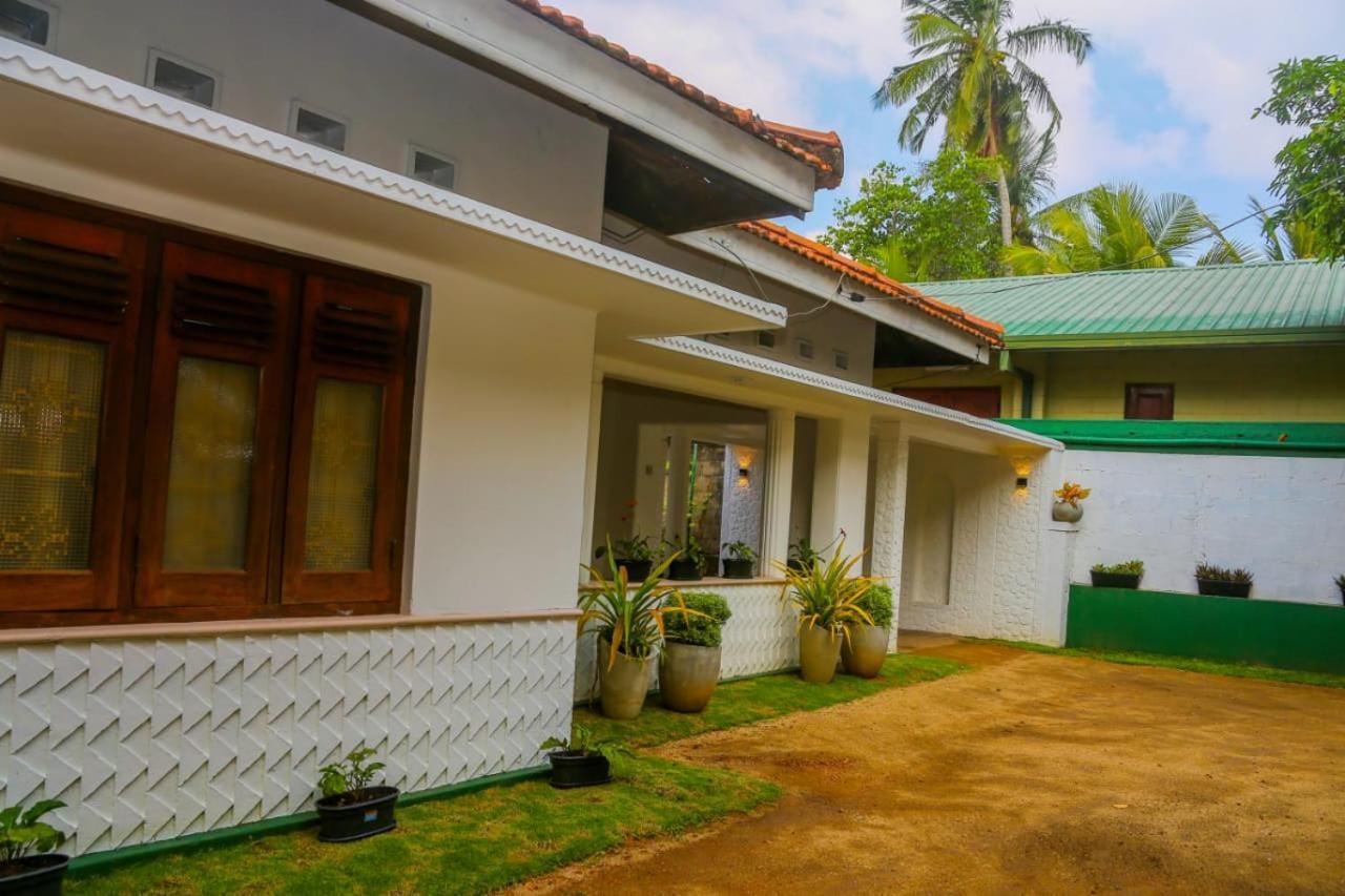 Niwahana Transit City Hotel Katunayaka Exterior foto