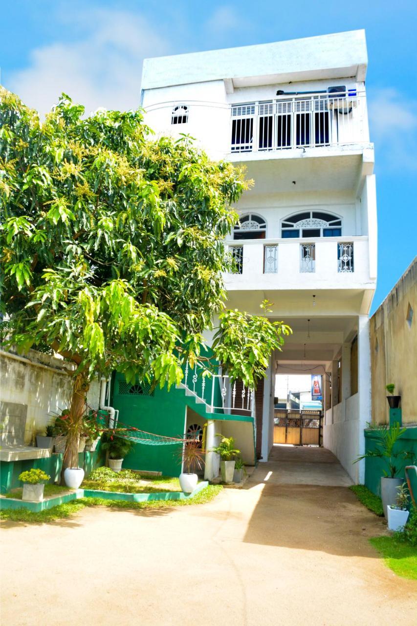 Niwahana Transit City Hotel Katunayaka Exterior foto